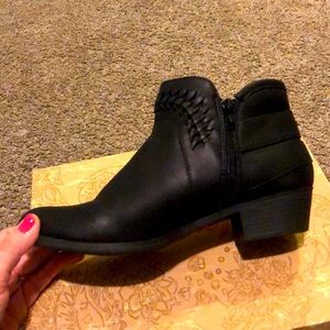 Cute and comfortable booties! Very versatile and look great with any outfit.